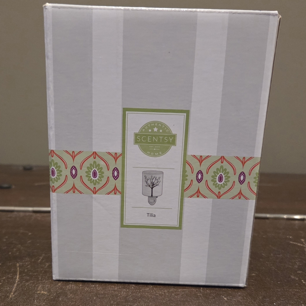 Scentsy Tilia Plug-In Warmer in White with Green Accents